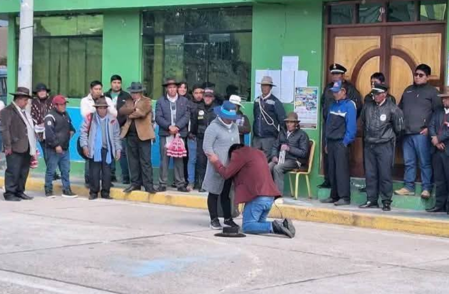 Chucuito | Alcalde de Huacullani pide perdón de rodillas tras escándalo y admite errores Chucuito | Alcalde de Huacullani pide perdón de rodillas tras escándalo y admite errores