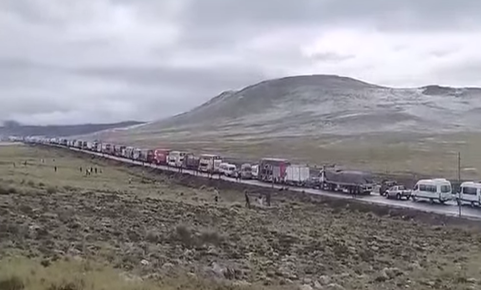 Juliaca | Nevada bloquea la carretera Arequipa-Puno y deja varados a decenas de vehículos Juliaca | Nevada bloquea la carretera Arequipa-Puno y deja varados a decenas de vehículos