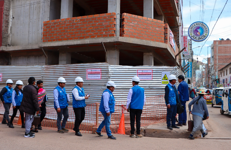 Juliaca | Obra frente a plaza Bolognesi es suspendida por obstrucción de vía pública y falta de autorización Juliaca | Obra frente a plaza Bolognesi es suspendida por obstrucción de vía pública y falta de autorización