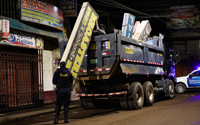 Juliaca | Retira más de 50 letreros publicitarios en operativo madrugador en el Centro Comercial N° 2 Juliaca | Retira más de 50 letreros publicitarios en operativo madrugador en el Centro Comercial N° 2
