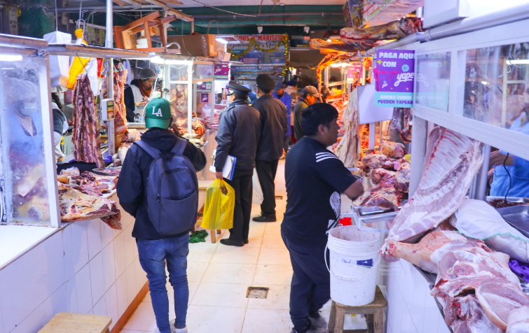 Juliaca | Incautan utensilios en mal estado y exhortan a comerciantes a cumplir normas sanitarias Juliaca | Incautan utensilios en mal estado y exhortan a comerciantes a cumplir normas sanitarias