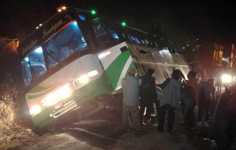 Sandia | Unidad interprovincial terminó recostada en vía nacional tras incidente en Santa Rosa Sandia | Unidad interprovincial terminó recostada en vía nacional tras incidente en Santa Rosa