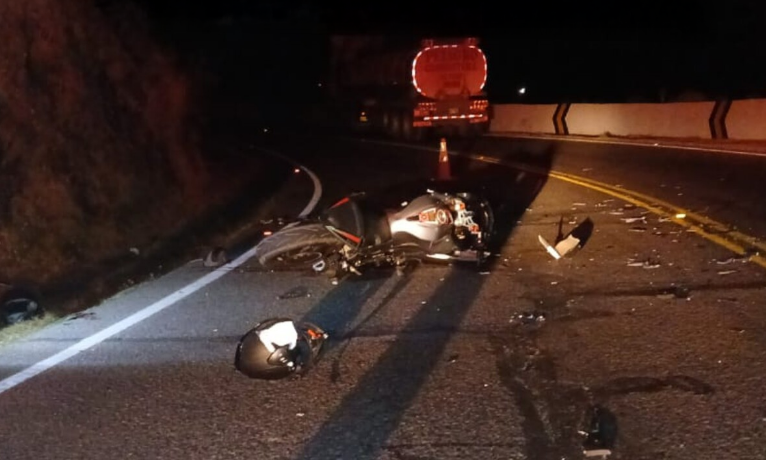 Puno | Aparatoso accidente entre moto y cisterna en vía Puno–Juliaca deja un herido Puno | Aparatoso accidente entre moto y cisterna en vía Puno–Juliaca deja un herido