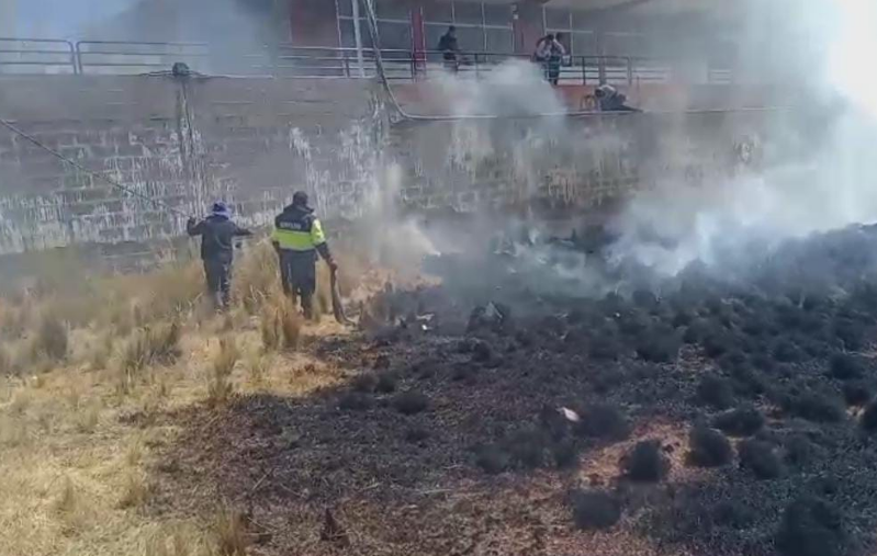 Juliaca | Quema de residuos genera incendio de pastizales