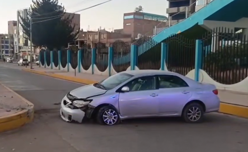 San Román | Vehículo impacta berma central tras aparente pérdida de control por conductor ebrio San Román | Vehículo impacta berma central tras aparente pérdida de control por conductor ebrio