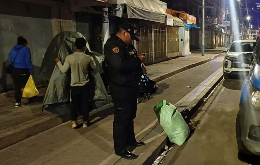 Puno | Serenazgo interviene a ciudadanos que pernoctaban en carpas en avenida Simón Bolívar Puno | Serenazgo interviene a ciudadanos que pernoctaban en carpas en avenida Simón Bolívar