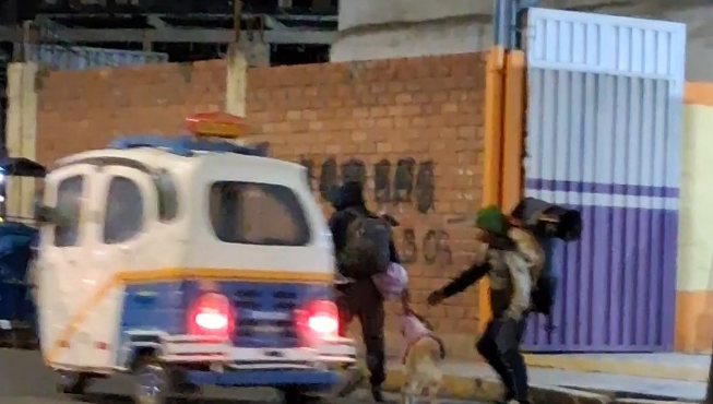Puno | Indignación por maltrato animal: extranjeros en aparente estado alterado usan a can para pedir dinero Puno | Indignación por maltrato animal: extranjeros en aparente estado alterado usan a can para pedir dinero