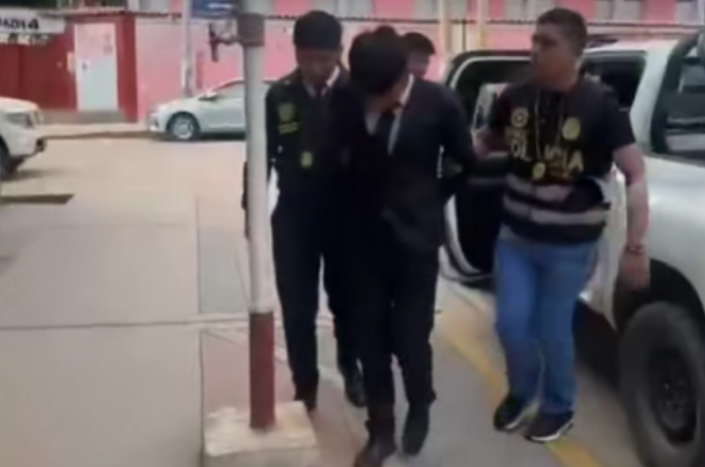 Juliaca | Policía interviene a presunto agresor sexual en la Plaza de Armas de Juliaca Juliaca | Policía interviene a presunto agresor sexual en la Plaza de Armas de Juliaca