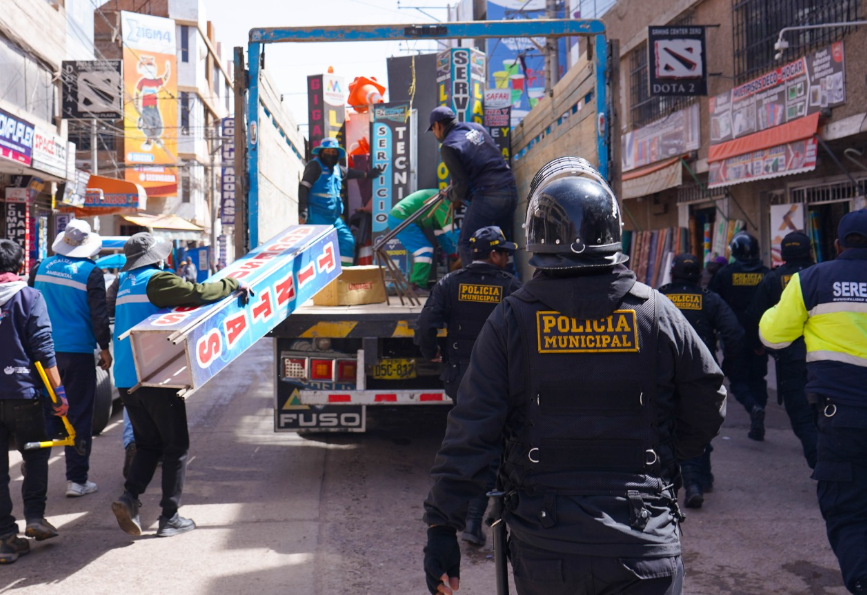 Juliaca | Operativo de retiro de publicidad irregular deja incidentes con comerciantes Juliaca | Operativo de retiro de publicidad irregular deja incidentes con comerciantes