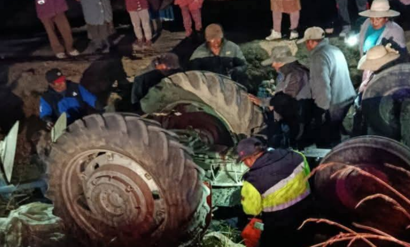 Yunguyo | Conductor queda atrapado tras caída de maquinaria en río y es rescatado por serenos Yunguyo | Conductor queda atrapado tras caída de maquinaria en río y es rescatado por serenos