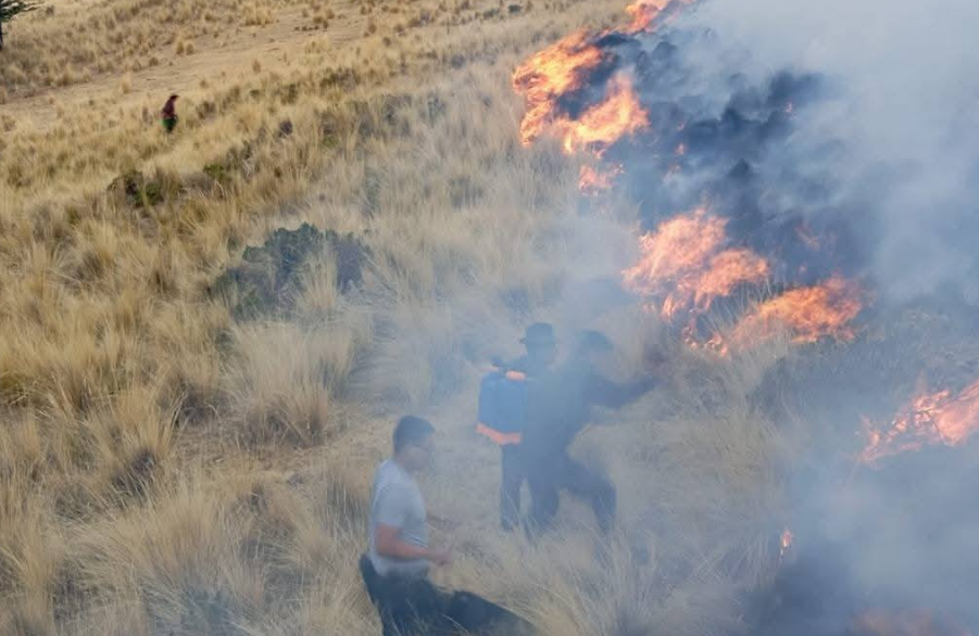 Lampa | Comuneros y Policía logran sofocar incendio que amenazaba con extenderse en Lampa Lampa | Comuneros y Policía logran sofocar incendio que amenazaba con extenderse en Lampa