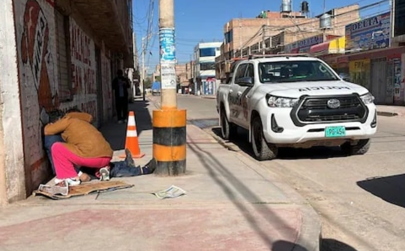 San Román | Familiares trasladan cadáver de hombre hallado en la vía pública pensando que estaba con vida San Román | Familiares trasladan cadáver de hombre hallado en la vía pública pensando que estaba con vida