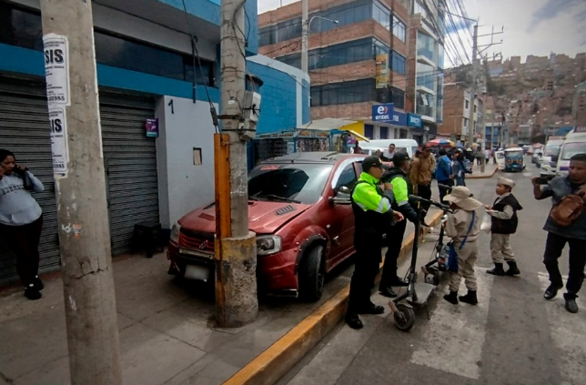 Puno | Vehículo impacta poste y atropella a transeúnte en concurrida avenida Puno | Vehículo impacta poste y atropella a transeúnte en concurrida avenida