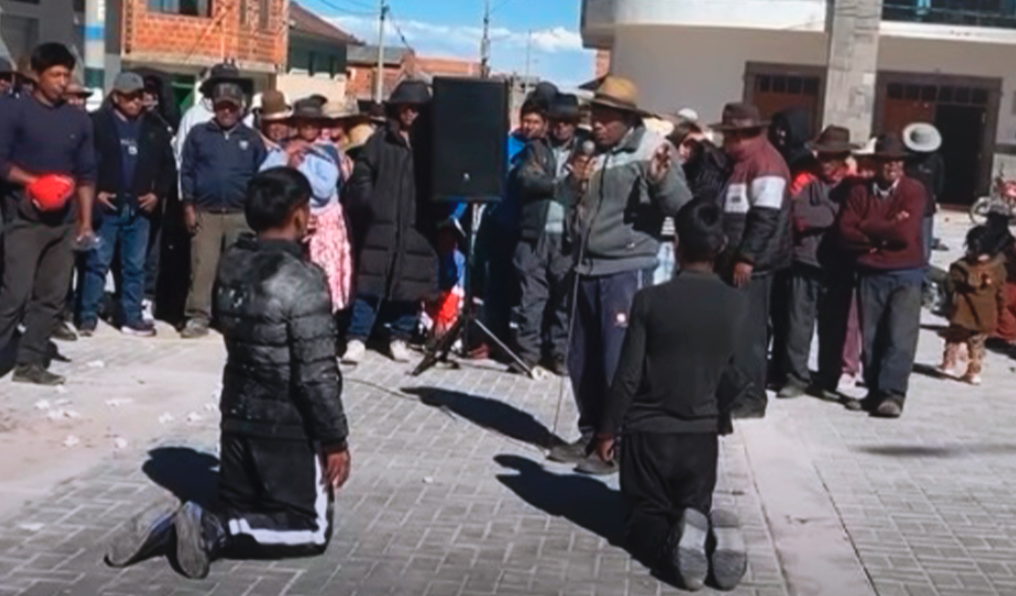 Copani | Comuneros capturan a dos jóvenes acusados de robar motocicletas durante fiestas locales