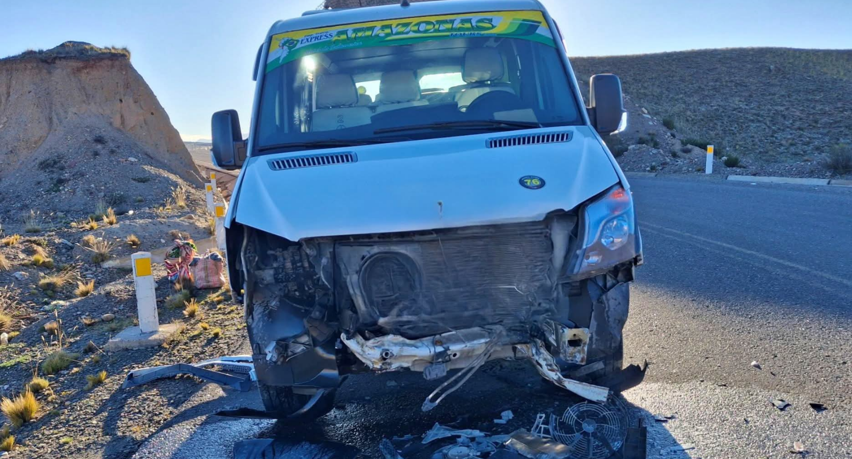 Sandia | Colisión en el sector Chuquini genera pánico entre pasajeros y severos daños en una minivan Sandia | Colisión en el sector Chuquini genera pánico entre pasajeros y severos daños en una minivan