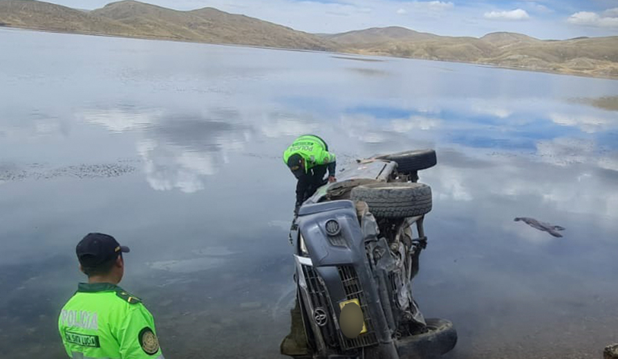 Puno | Conductor pierde la vida tras despiste de camioneta en lago Lagunillas Puno | Conductor pierde la vida tras despiste de camioneta en lago Lagunillas