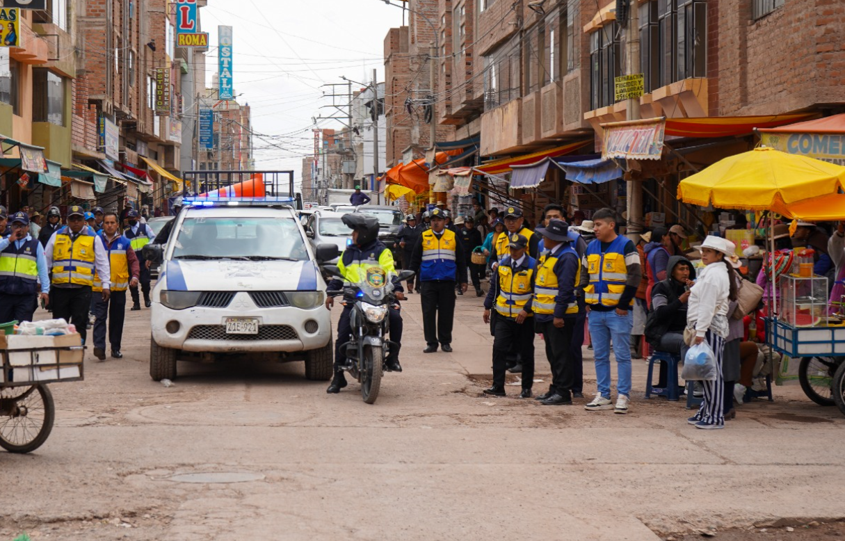 Puno | Delincuentes desmantelan vehículo en Laykakota y atan puertas de viviendas para impedir auxilio Puno | Delincuentes desmantelan vehículo en Laykakota y atan puertas de viviendas para impedir auxilio