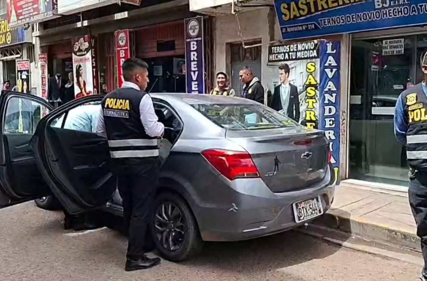 Juliaca | Policía interviene vehículo con presuntas placas clonadas en pleno centro Juliaca | Policía interviene vehículo con presuntas placas clonadas en pleno centro