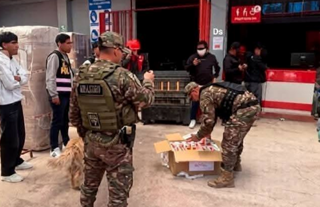 Puno | Operativo policial termina con detención de dos personas y decomiso de 38 paquetes en Juliaca