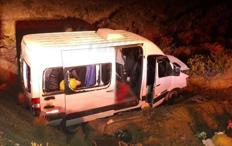 Moquegua | Dos fallecidos y varios heridos en accidente de miniván cerca del sector Titire Moquegua | Dos fallecidos y varios heridos en accidente de miniván cerca del sector Titire