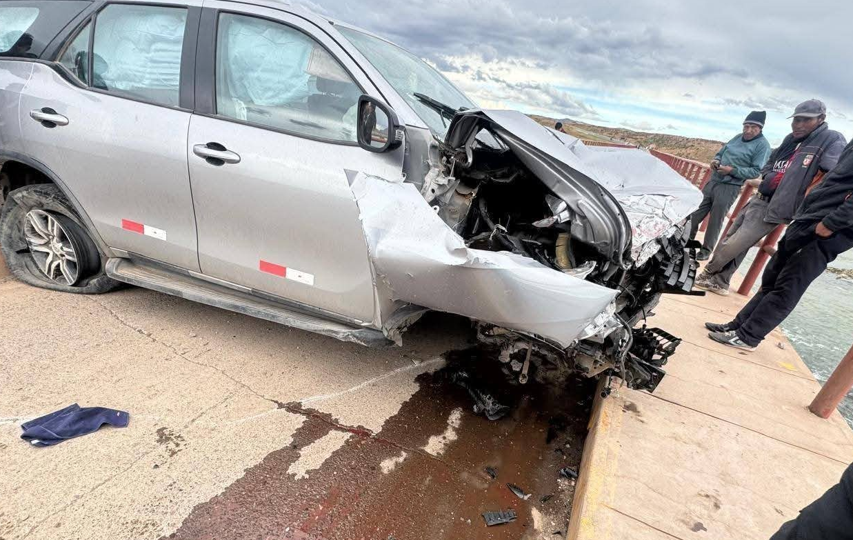 Azángaro | Vehículo casi cae al río en el puente Achaya tras accidente Azángaro | Vehículo casi cae al río en el puente Achaya tras accidente