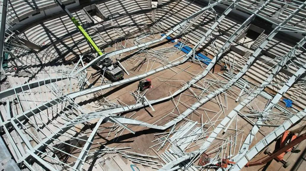 Puno | Colapso parcial del techo del nuevo coliseo deja diez trabajadores heridos en Salcedo Puno | Colapso parcial del techo del nuevo coliseo deja diez trabajadores heridos en Salcedo