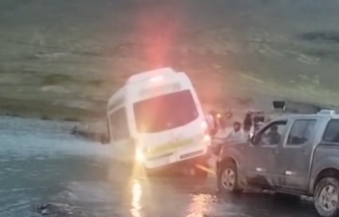 Sandia | Miniván queda atrapado en laguna formada por el mal estado de la vía Suches–Sina Sandia | Miniván queda atrapado en laguna formada por el mal estado de la vía Suches–Sina