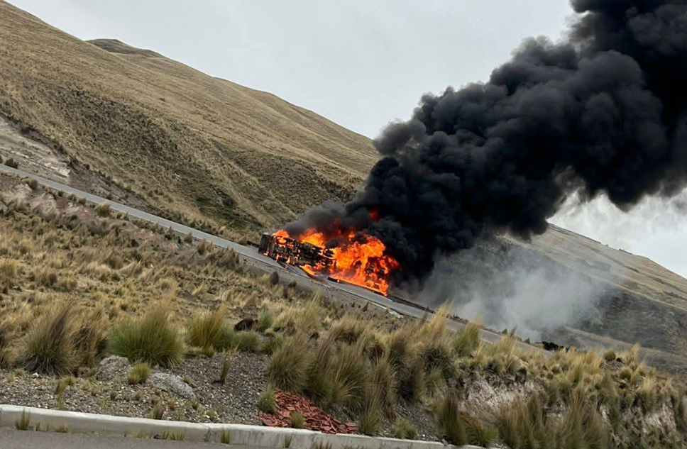 Cusco | Camión cisterna se incendia tras volcadura en la vía Espinar–Sicuani Cusco | Camión cisterna se incendia tras volcadura en la vía Espinar–Sicuani